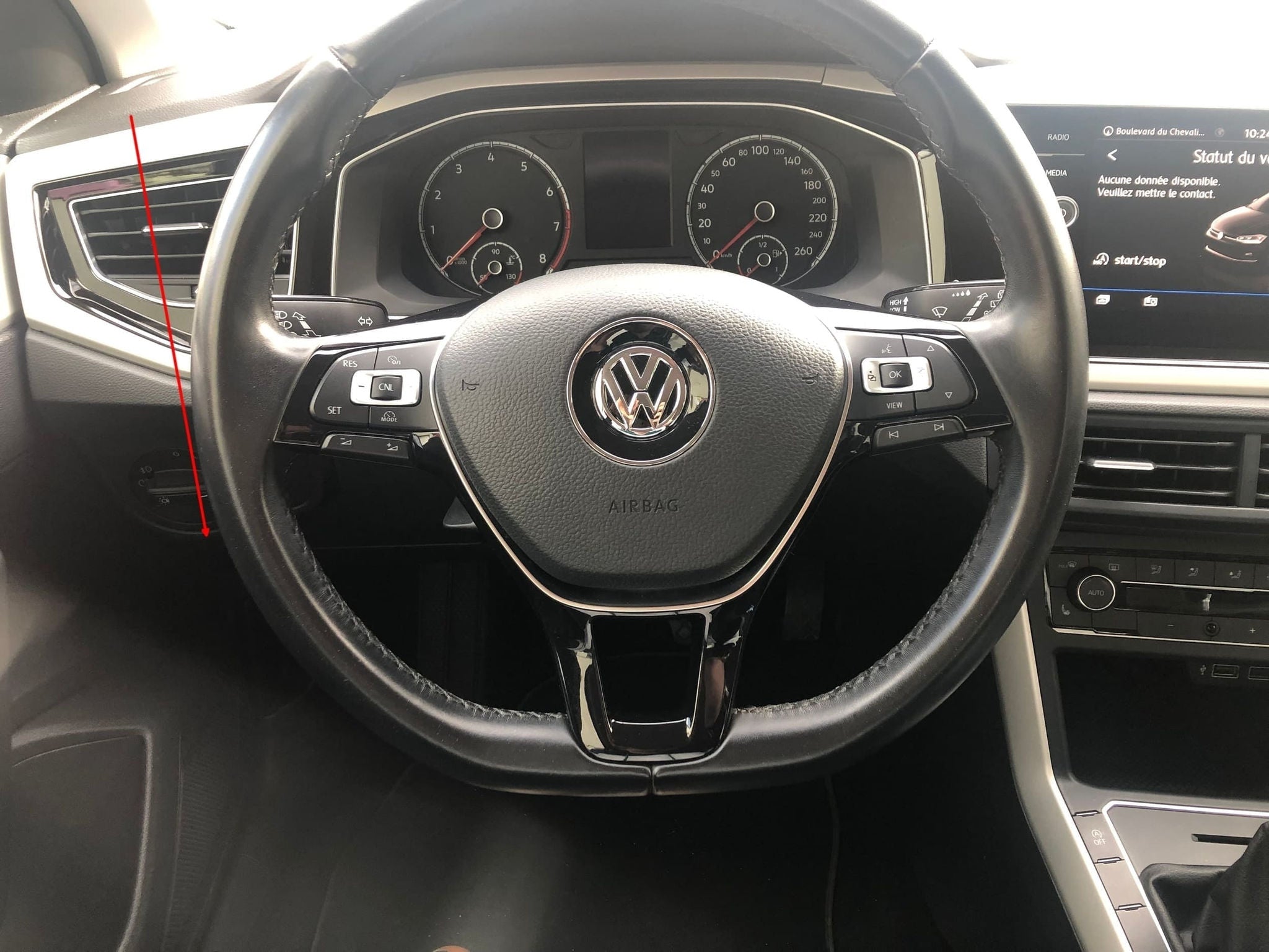 Vue interieure de l habitacle d une Volkswagen Polo avec volant et compteurs de vitesse