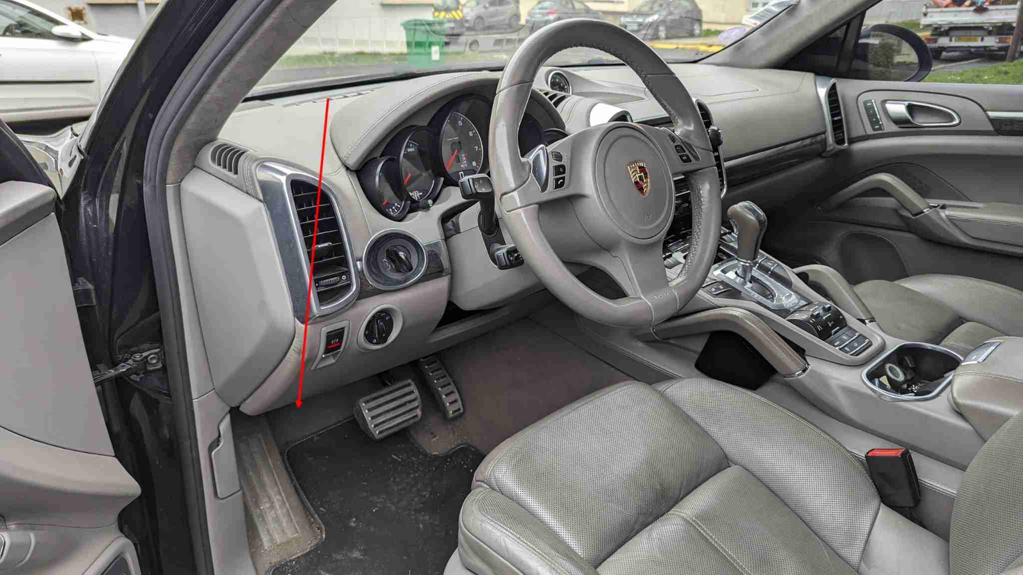Vue de la planche de bord et du volant en cuir d une Porsche Cayenne S