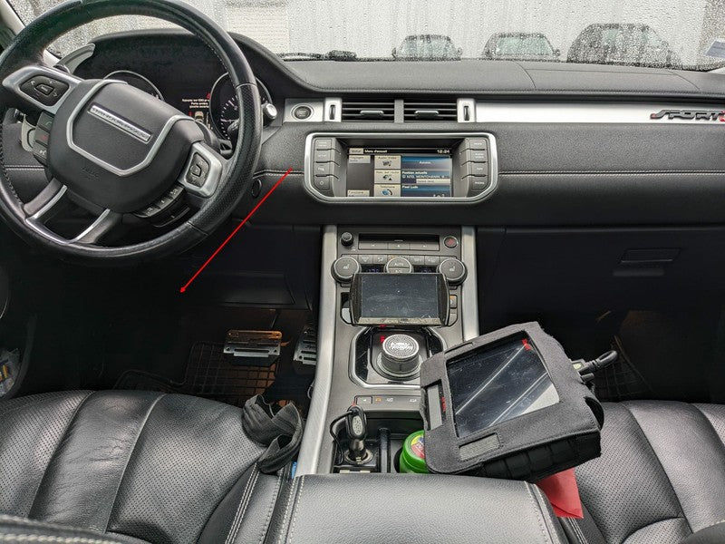 Diagnostic auto avec valise iCarsoft dans l habitacle d un Range Rover Evoque