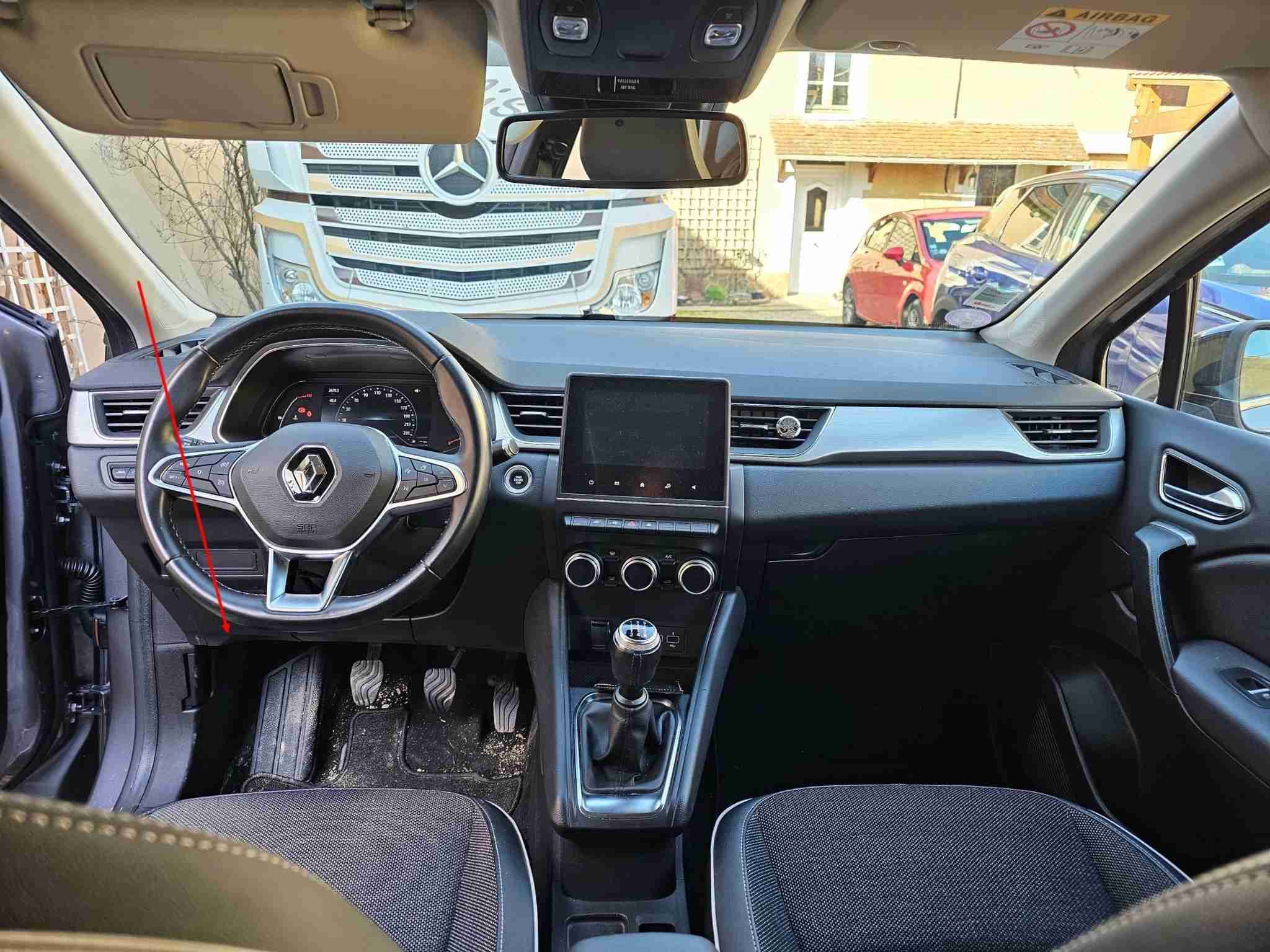 Vue de l habitacle d un Renault Captur II pour localiser la prise de diagnostic OBD2
