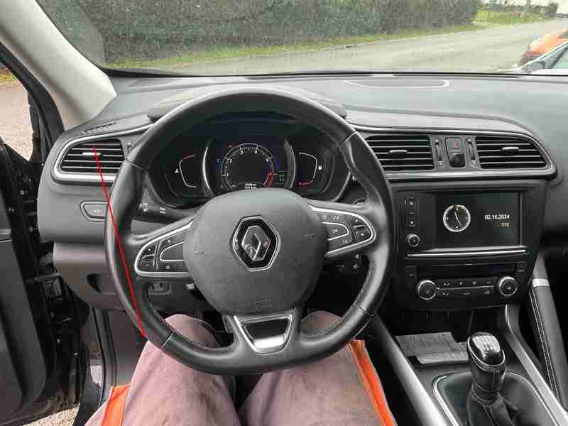 Vue intérieure de la planche de bord et du volant d'un SUV Renault Kadjar