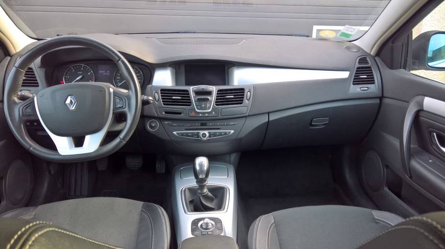 Vue intérieure de l'habitacle et du tableau de bord d'une Renault Laguna III