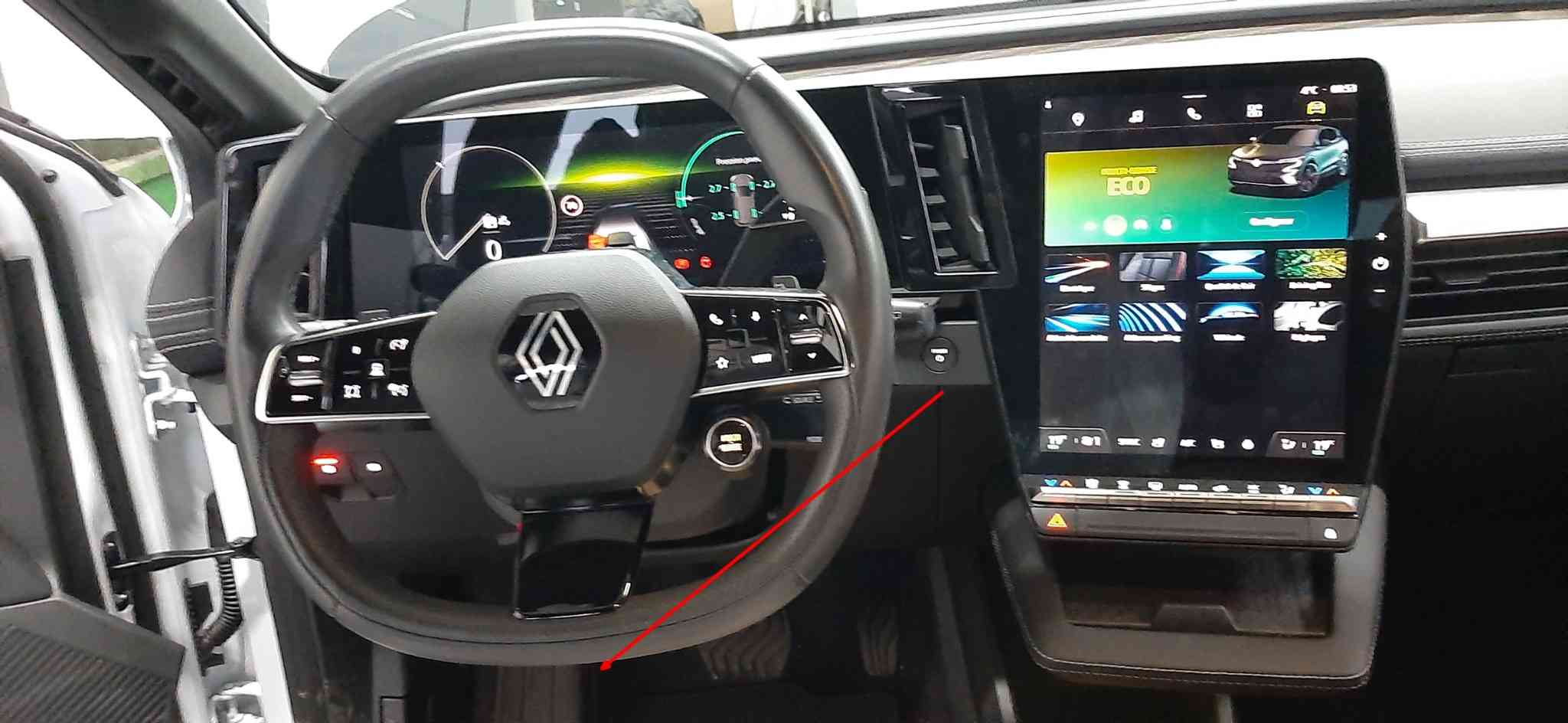 Prise de diagnostic OBD2 sous le volant dans l'habitacle d'une Renault Megane E-Tech