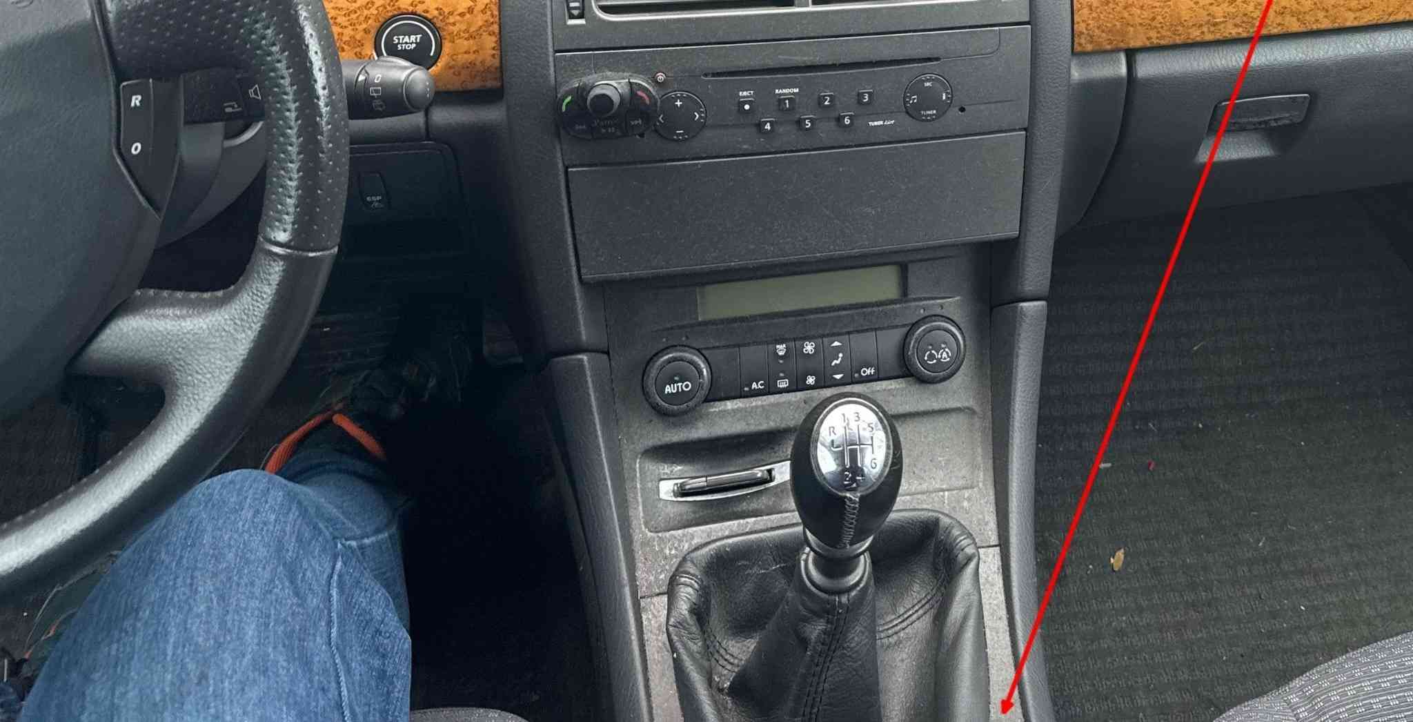 Vue de la console centrale et du levier de vitesse dans l'habitacle d'une Renault Vel Satis