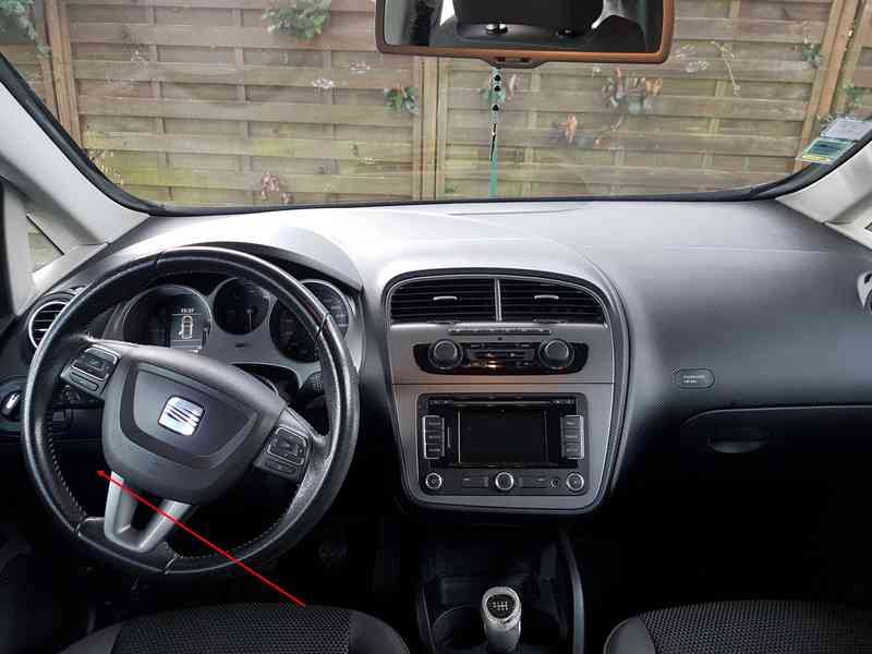 Vue intérieure de l habitacle d une Seat Altea pour situer la prise de diagnostic OBD2