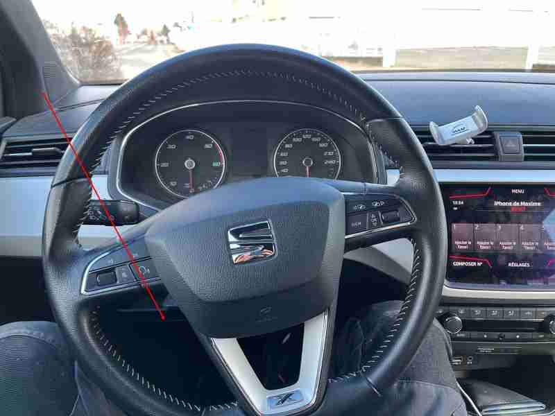 Vue intérieure de l habitacle d une Seat Arona avec focus sur le volant pour diagnostic auto