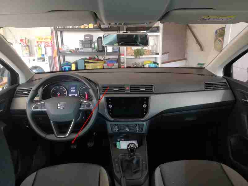 Vue interieure de l habitacle d une Seat Ibiza 5 avec zoom sur le tableau de bord