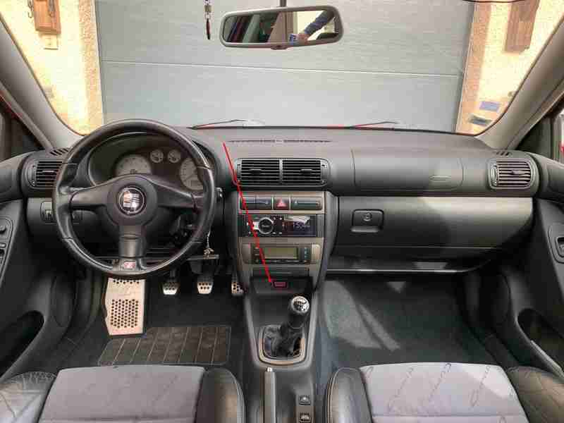 Vue interieure de l habitacle d une Seat Leon 1M V6 Cupra avec tableau de bord