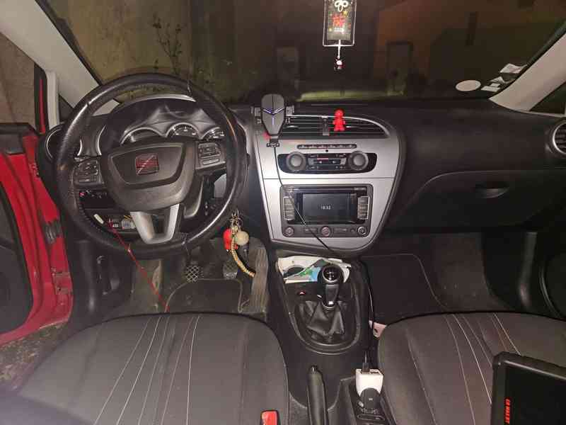 Vue intérieure de la planche de bord et du volant de la Seat Leon 2 Copa de 105 chevaux