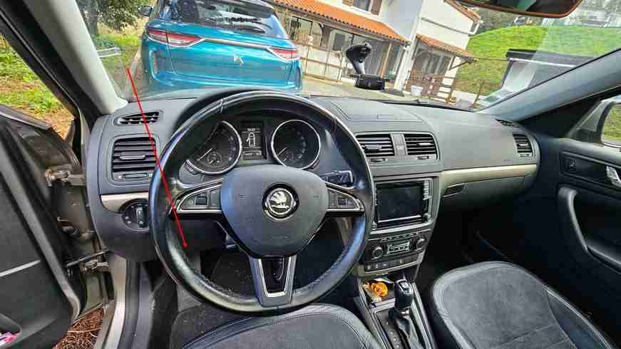 Poste de conduite et volant d une Skoda Yeti pour diagnostic OBD2