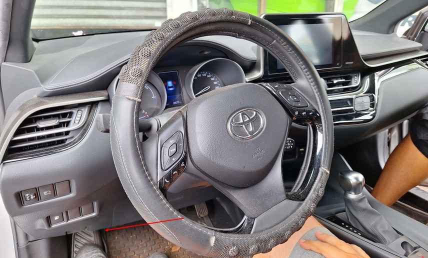 Vue sur le volant et l emplacement de la prise de diagnostic OBD d une Toyota C-HR