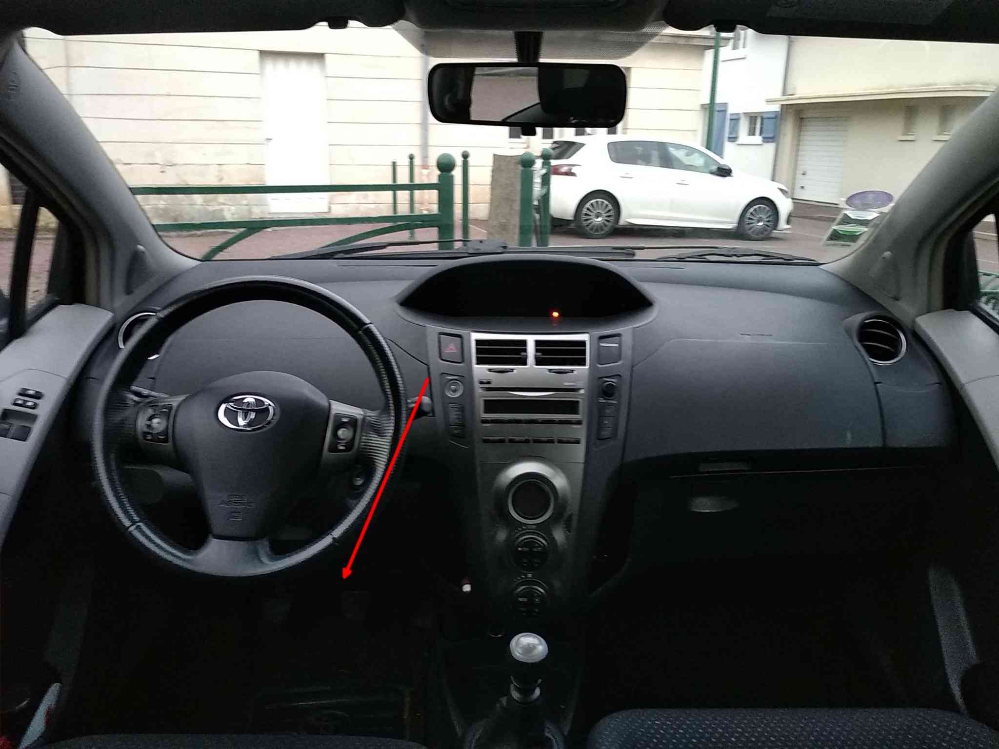 Vue intérieure de l habitacle d une Toyota Yaris II phase 2 13i VVT-I
