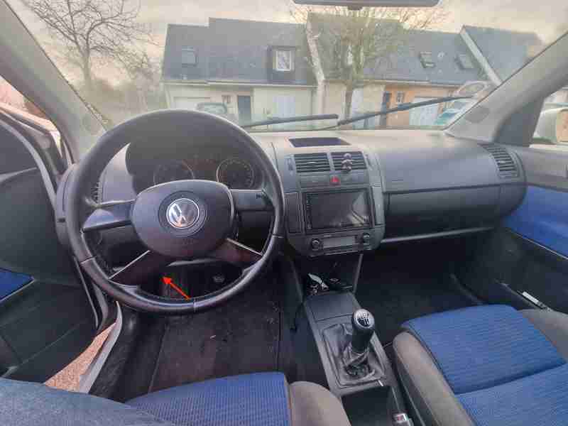 Vue intérieure de l habitacle d une Volkswagen Polo 4 avec son volant noir et ses sièges bleus