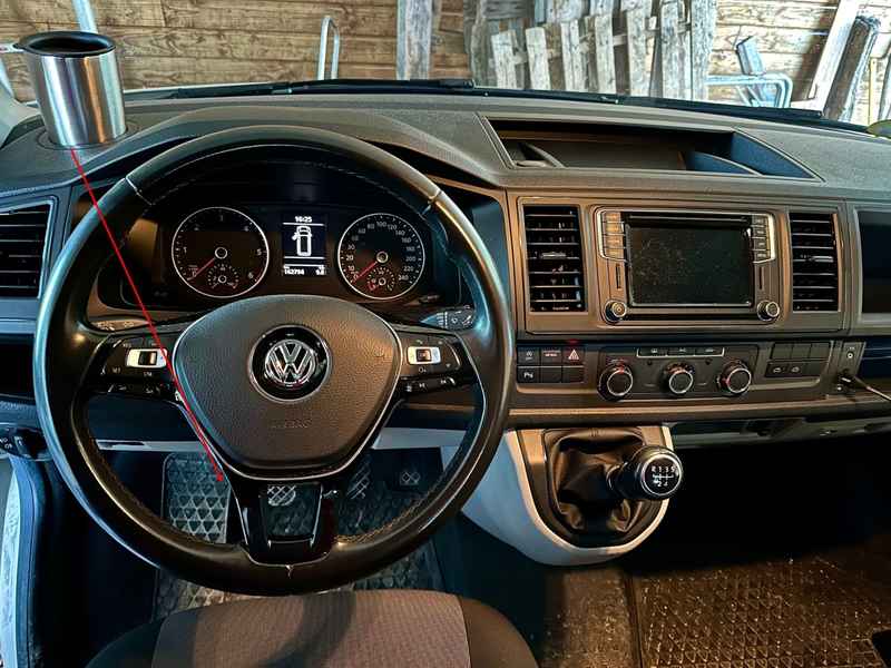 Tableau de bord et volant d un utilitaire Volkswagen Transporter T6 compatible avec nos valises diagnostic