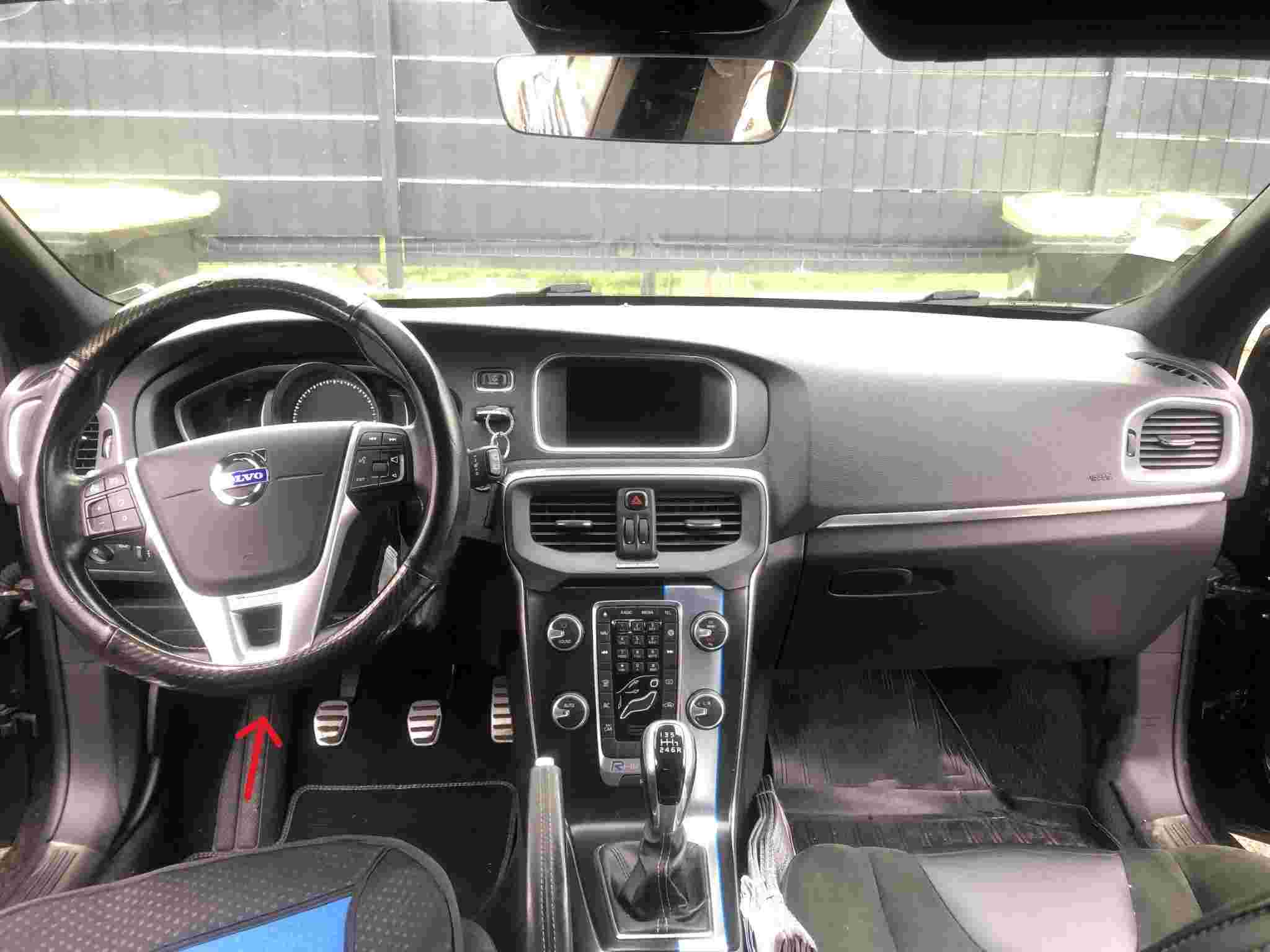 Vue intérieure de la console centrale et du volant d une Volvo V40 D3