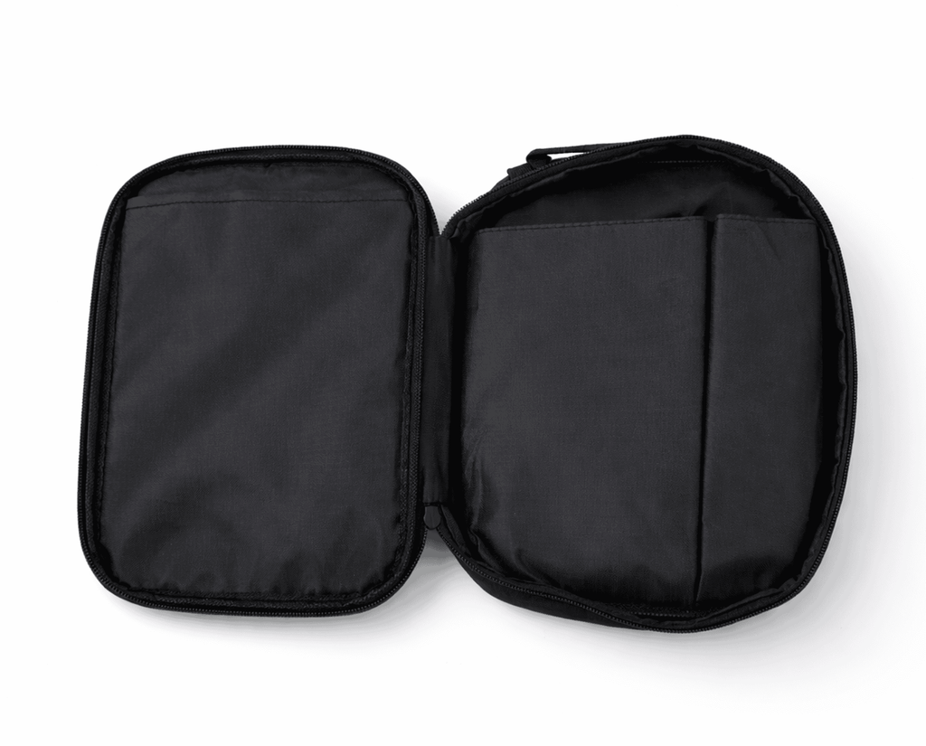Housse de protection noire ouverte pour ranger une valise de diagnostic iCarsoft