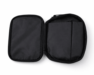 Housse de protection noire ouverte pour ranger une valise de diagnostic iCarsoft