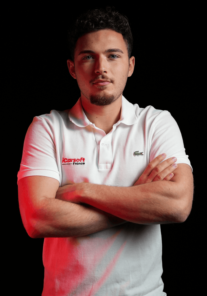 Portrait de Hugo en polo blanc de l equipe iCarsoft France sur fond noir