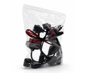 Sachet plastique transparent contenant un kit de huit adaptateurs de diagnostic OBD2