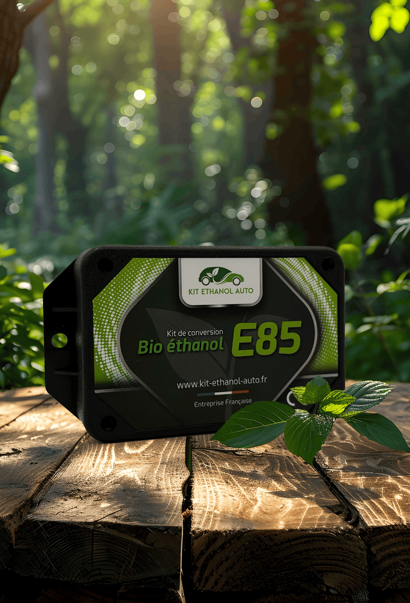 Boîtier de conversion bioéthanol E85 posé sur une table en bois en forêt