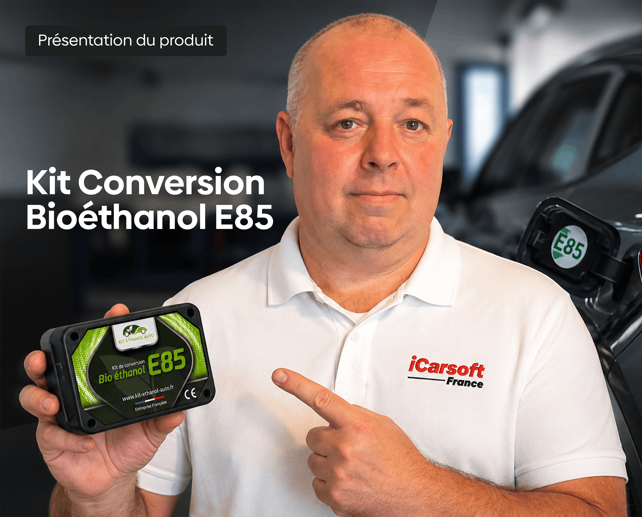 Homme présentant le boîtier du kit de conversion bioéthanol E85 iCarsoft France