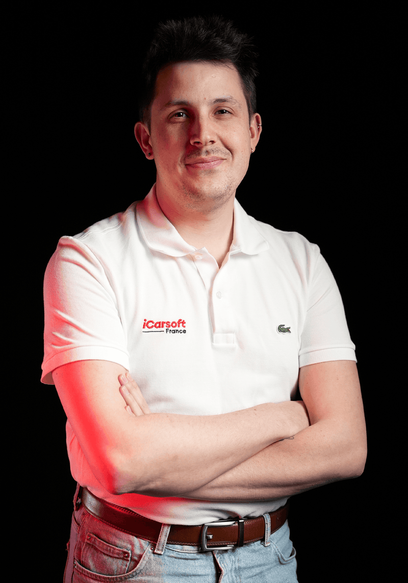 Portrait de Matthieu de l équipe iCarsoft France en polo blanc