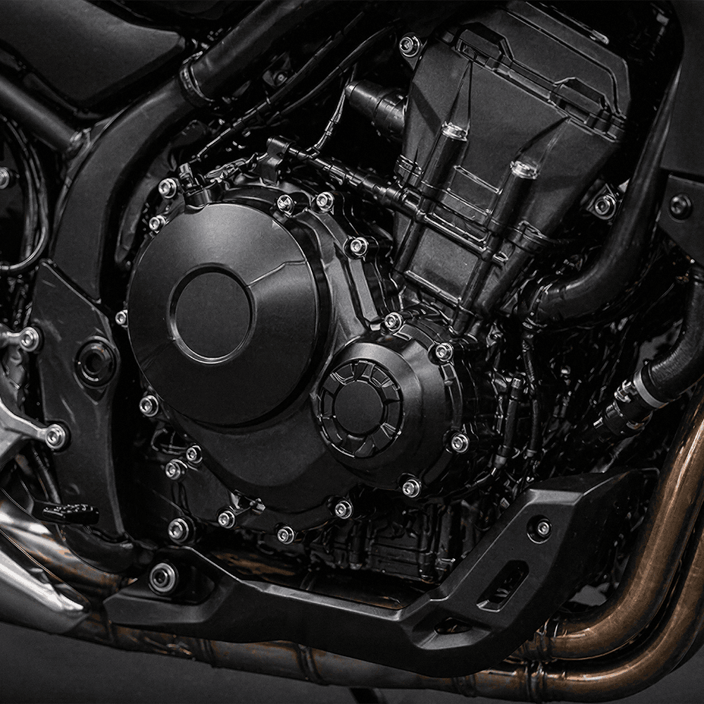 Vue détaillée du bloc moteur noir et des carters d une moto de grosse cylindrée