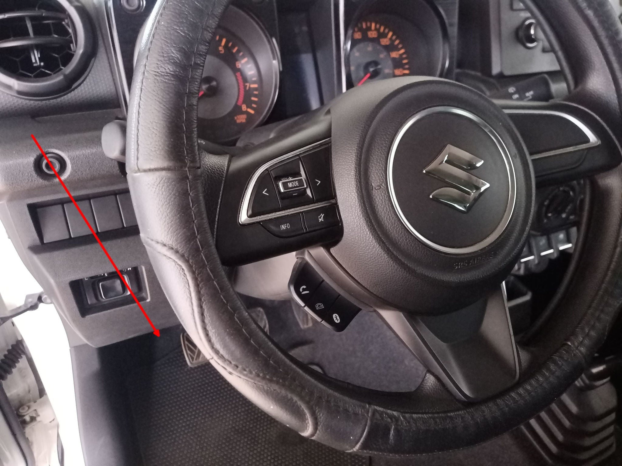 Vue sur le pédalier et la pédale d embrayage d un Suzuki Jimny