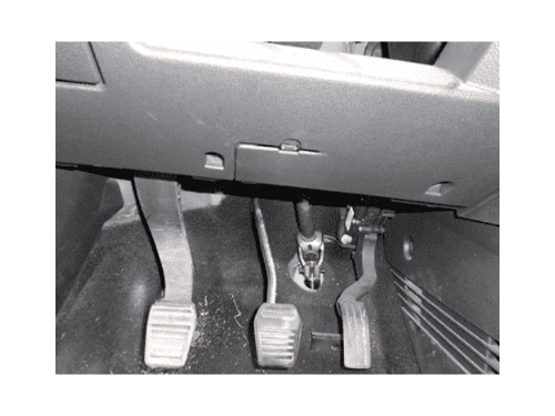 Vue sur le pedalier avec l embrayage le frein et l accelerateur d une Ford Fusion