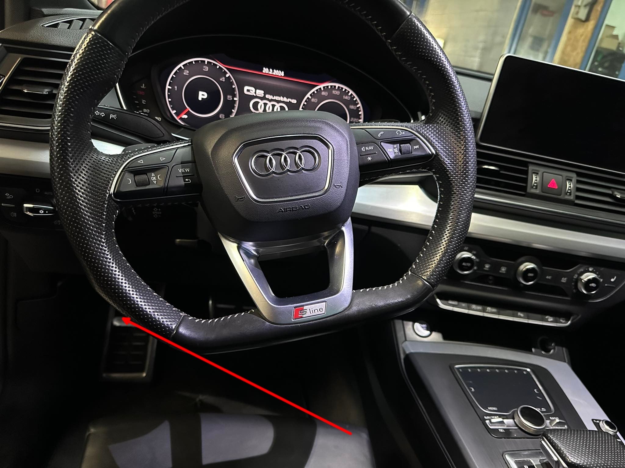 Vue sur le pedalier de sport en aluminium et le volant en cuir sline d une audi q5