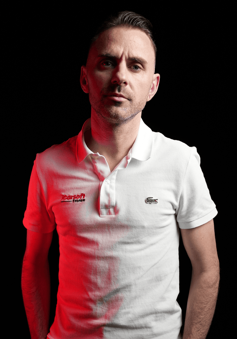 Portrait de Pierre d iCarsoft France en polo blanc sur fond noir