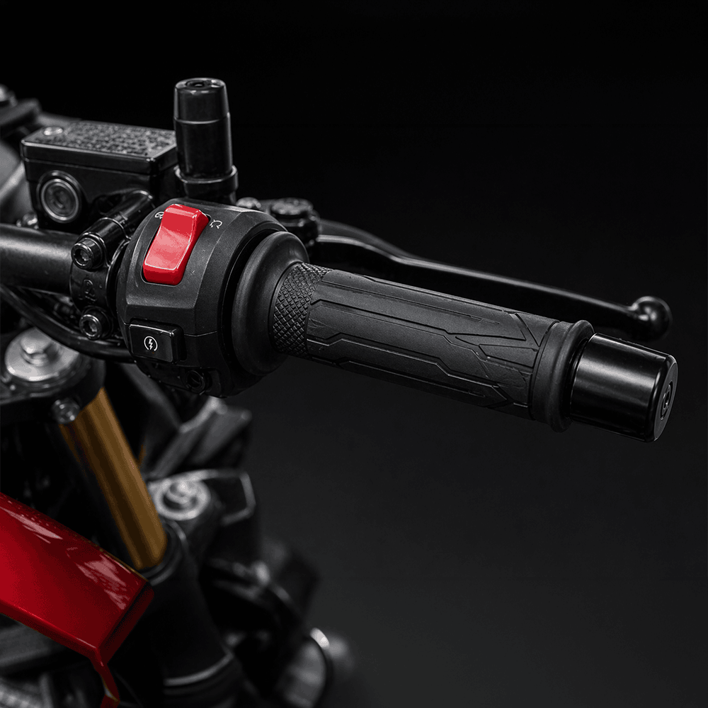 Zoom sur la poignée droite d un guidon de moto avec bouton de démarrage rouge