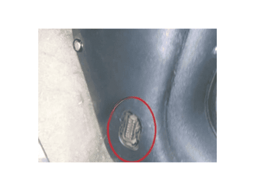 Prise de diagnostic OBD entourée en rouge sur une Ford Escort 4C pour valise iCarsoft