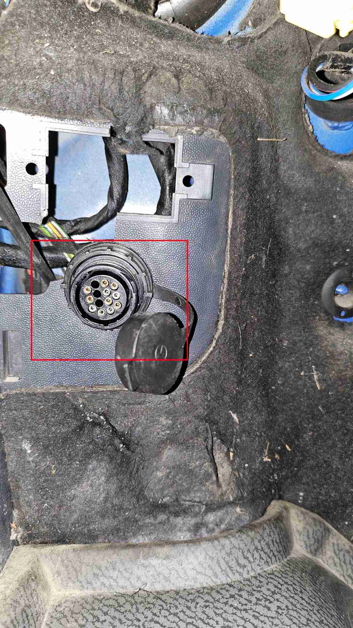 Prise diagnostic OBD2 ronde à 14 broches sur un utilitaire Mercedes Sprinter 313 CDI
