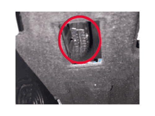 Emplacement de la prise OBD sur une BMW i8 phase 1 sous le tableau de bord