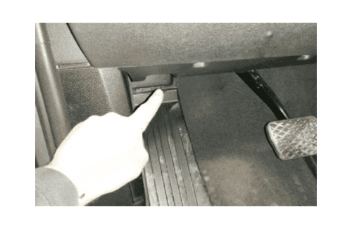 Localisation de la prise de diagnostic OBD sous le tableau de bord d une BMW X6 E71
