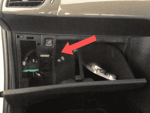 Emplacement de la prise de diagnostic OBD2 dans la boite a gants d une Citroen DS3