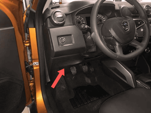 Emplacement de la prise de diagnostic OBD sous le volant d un Dacia Duster 2