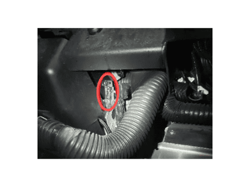 Localisation de la prise de diagnostic OBD sous le capot moteur d'un véhicule