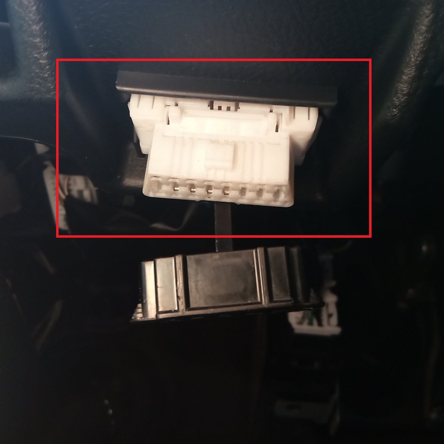 Prise de diagnostic OBD de voiture avec son cache de protection noir