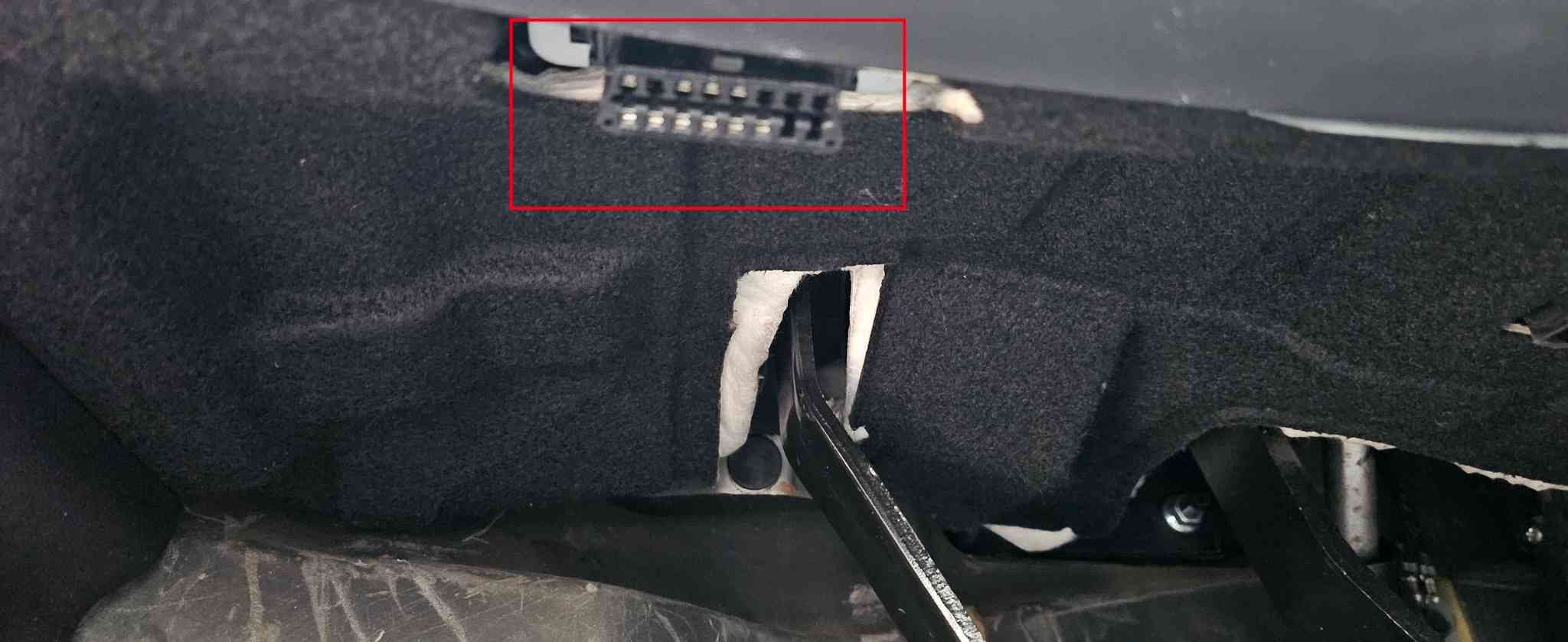 Emplacement de la prise de diagnostic OBD2 sous le tableau de bord d une Kia Ceed SW