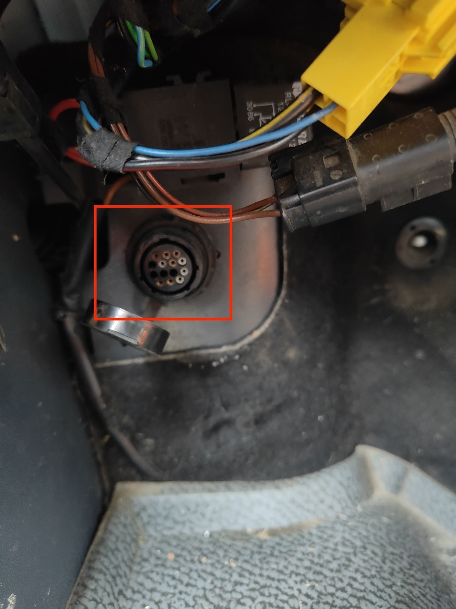 Prise de diagnostic OBD ronde à 14 broches sur un utilitaire Mercedes Sprinter 313 CDI