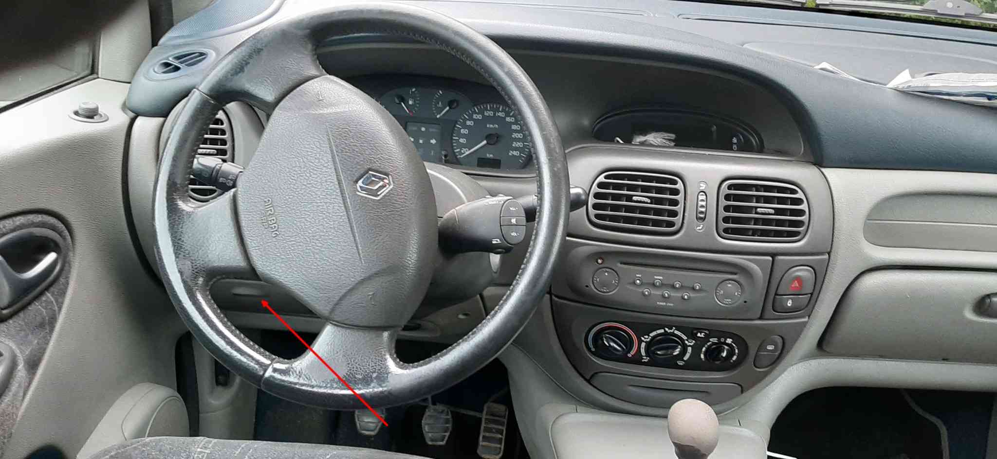 Emplacement de la prise de diagnostic OBD2 sous le volant d un Renault Scenic 1
