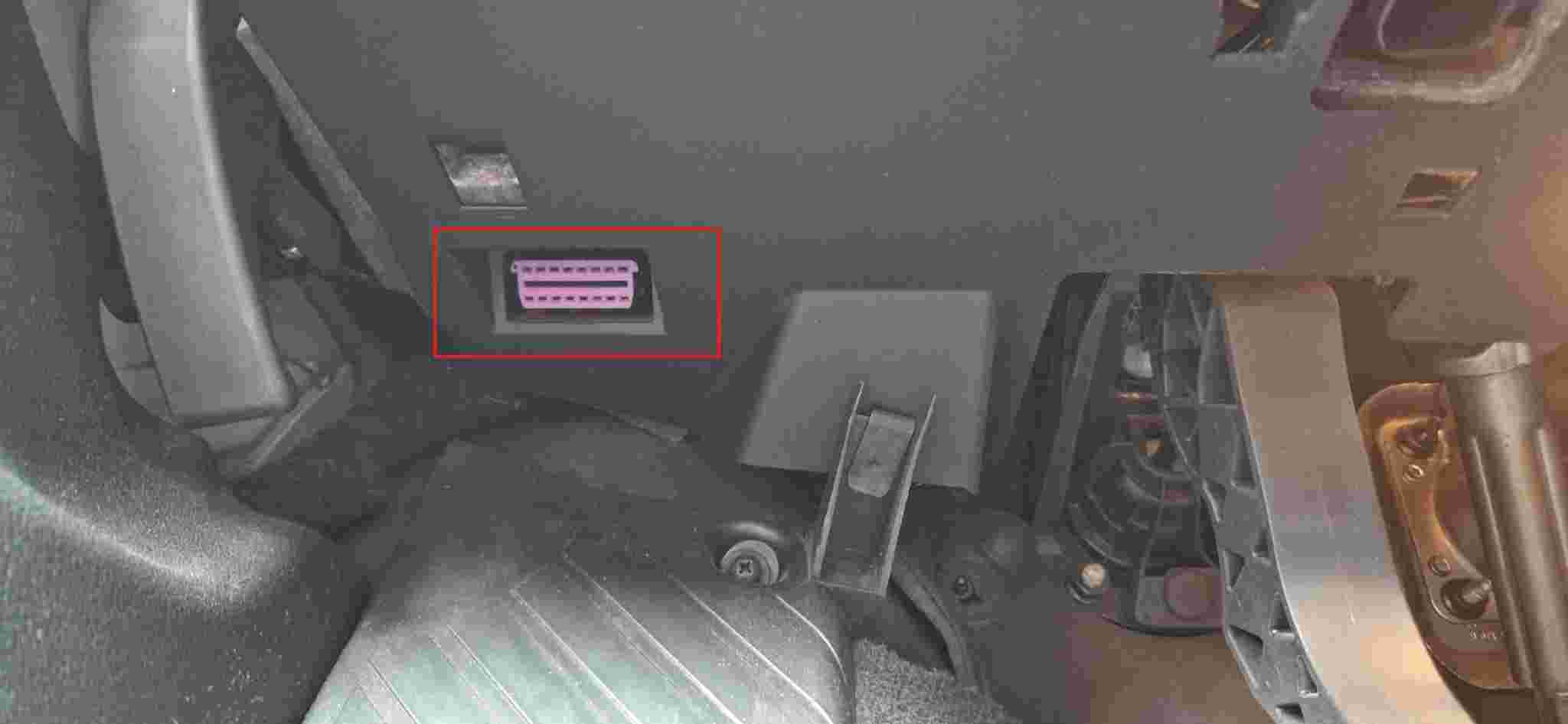 Emplacement de la prise OBD2 violette sous le tableau de bord d une Audi A3