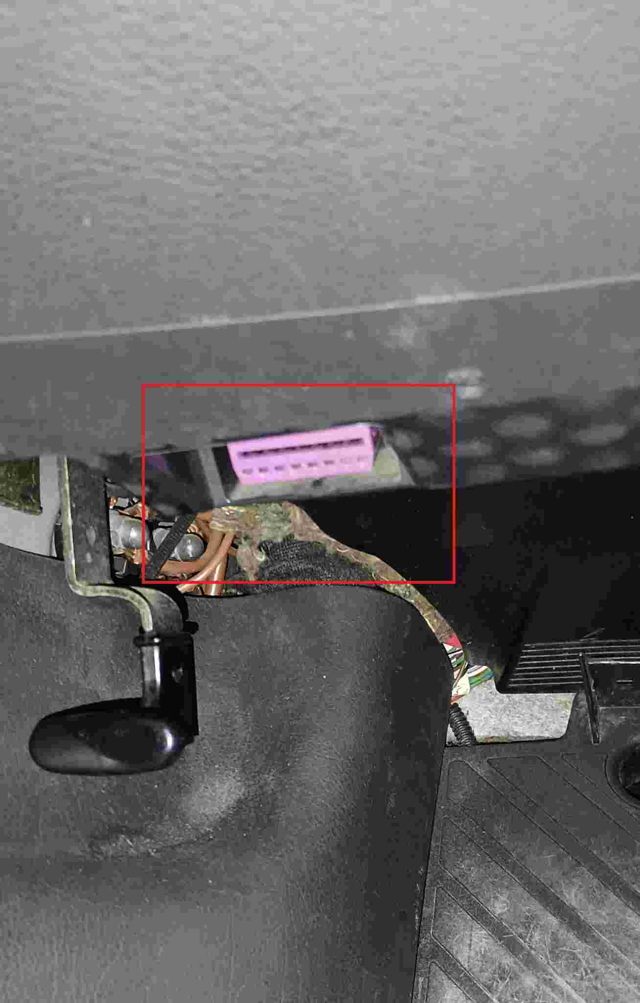 Prise de diagnostic OBD2 violette sous le tableau de bord d une Audi RS6
