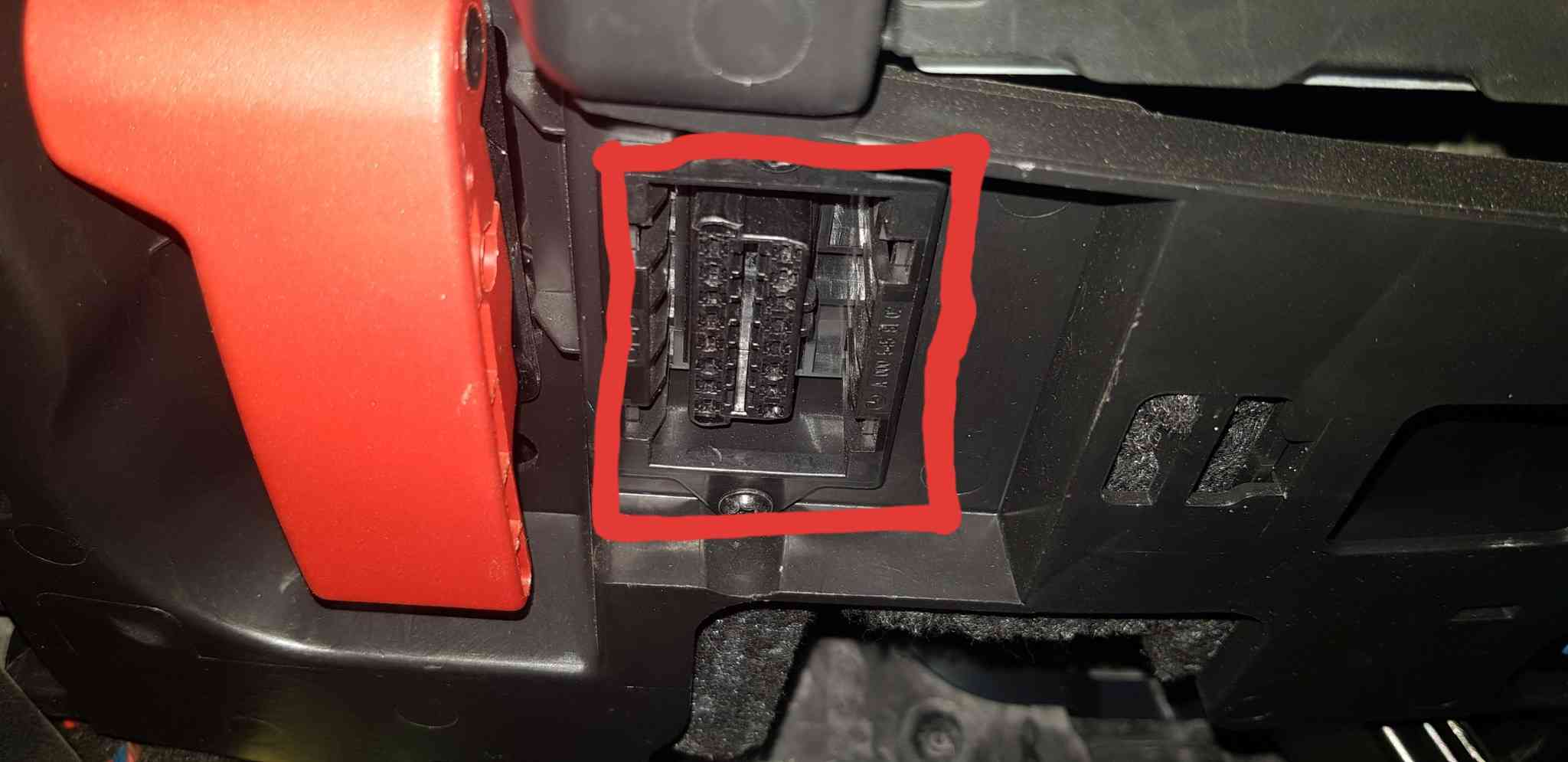 Localisation de la prise de diagnostic OBD2 sous le tableau de bord d une BMW 420i