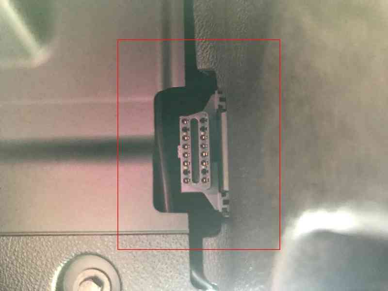 Prise de diagnostic OBD2 integree sous le tableau de bord d une BMW M140i