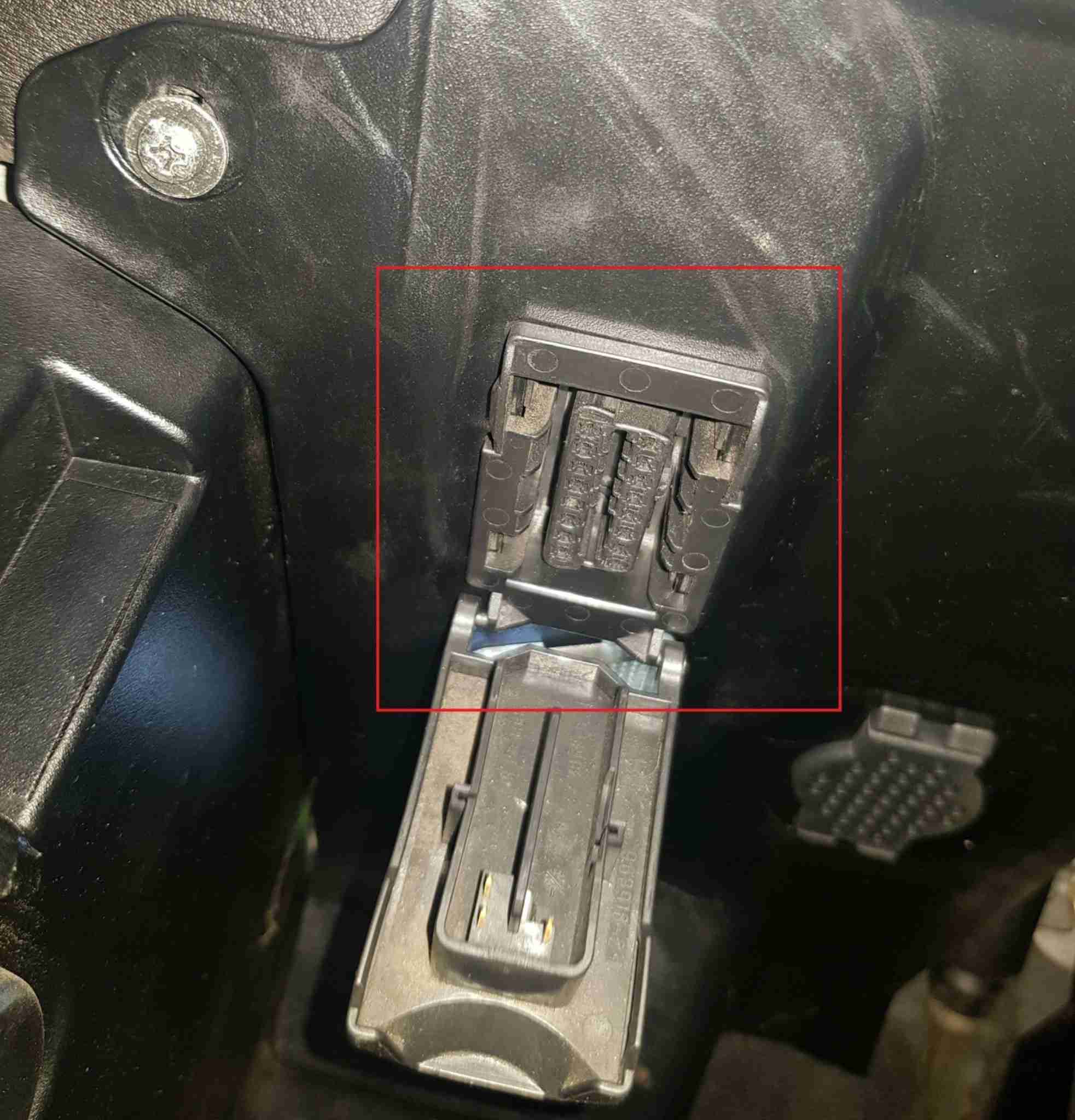 Emplacement de la prise OBD2 ouverte sous le tableau de bord d une BMW Serie 3 E46 coupe