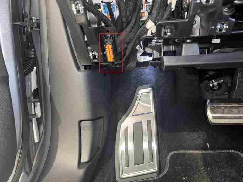 Emplacement de la prise OBD2 orange sous le tableau de bord d une Citroen C5X