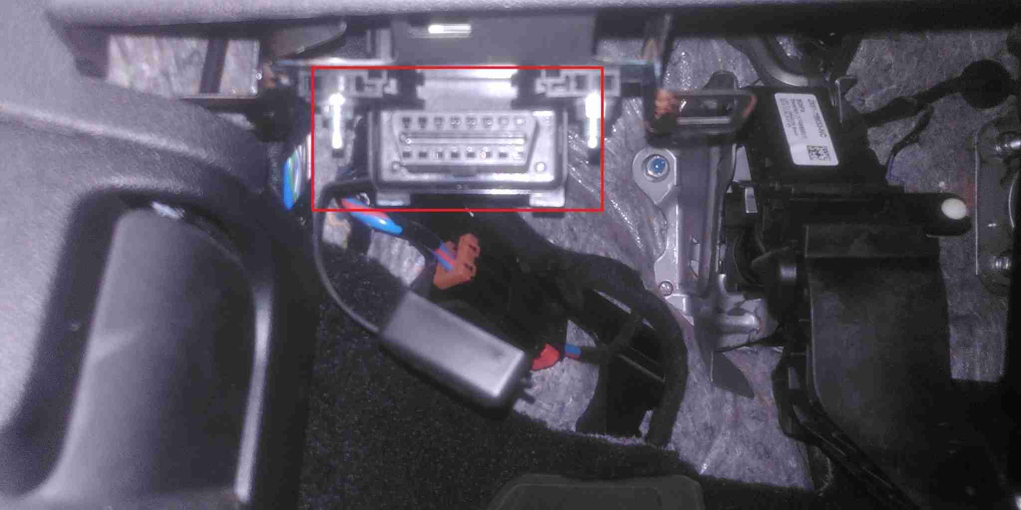 Prise de diagnostic OBD2 sous le tableau de bord d une Ford Focus SW